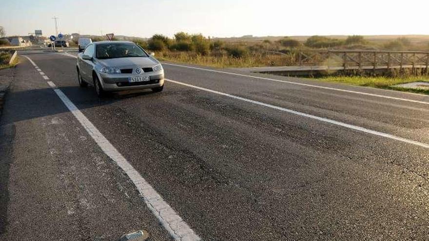 Tramo en A Lanzada por donde irá la senda peatonal. // G.S.