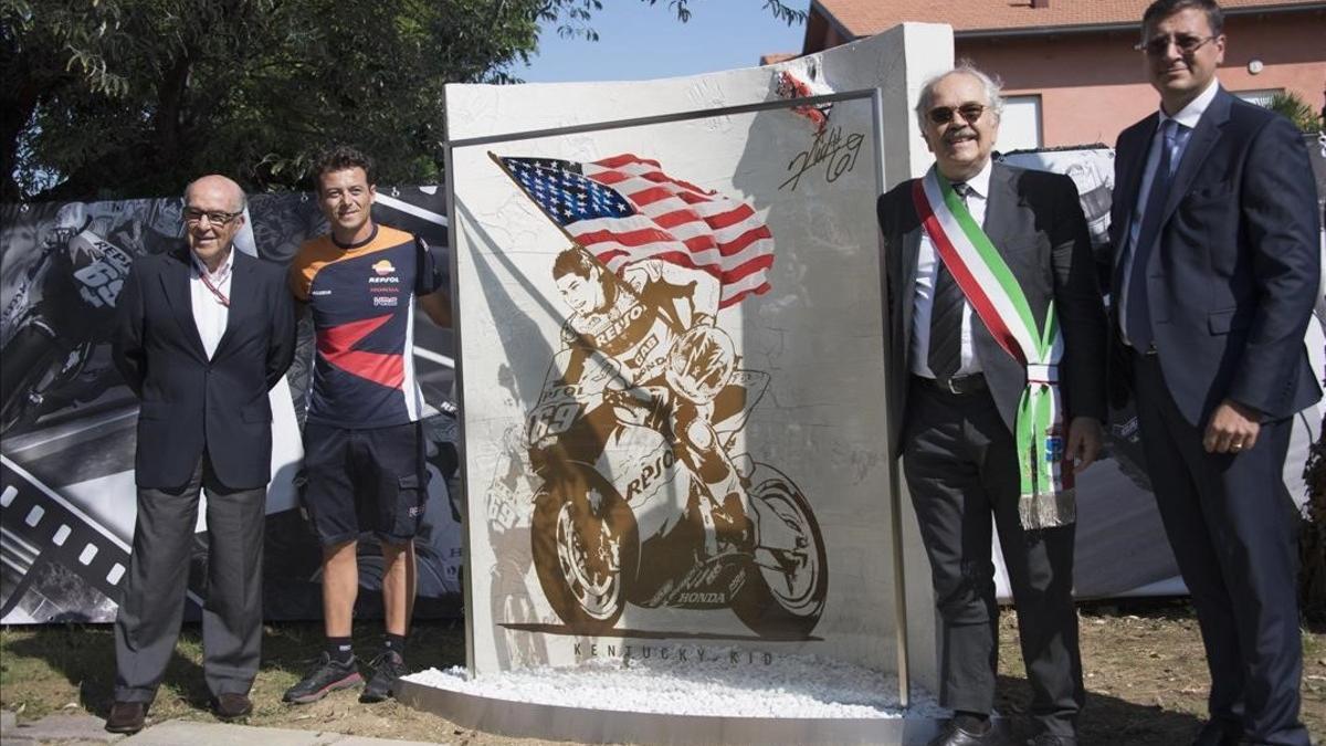 Carmelo Ezpeleta y Denis Pazzaglini, a la izquierda, en la inauguraciób, hoy, al monumento en recuerdo del desaparecido campeón norteamericano Nicky Hayden.