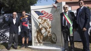 Carmelo Ezpeleta y Denis Pazzaglini, a la izquierda, en la inauguración, hoy, del monumento en recuerdo del desaparecido campeón norteamericano Nicky Hayden.