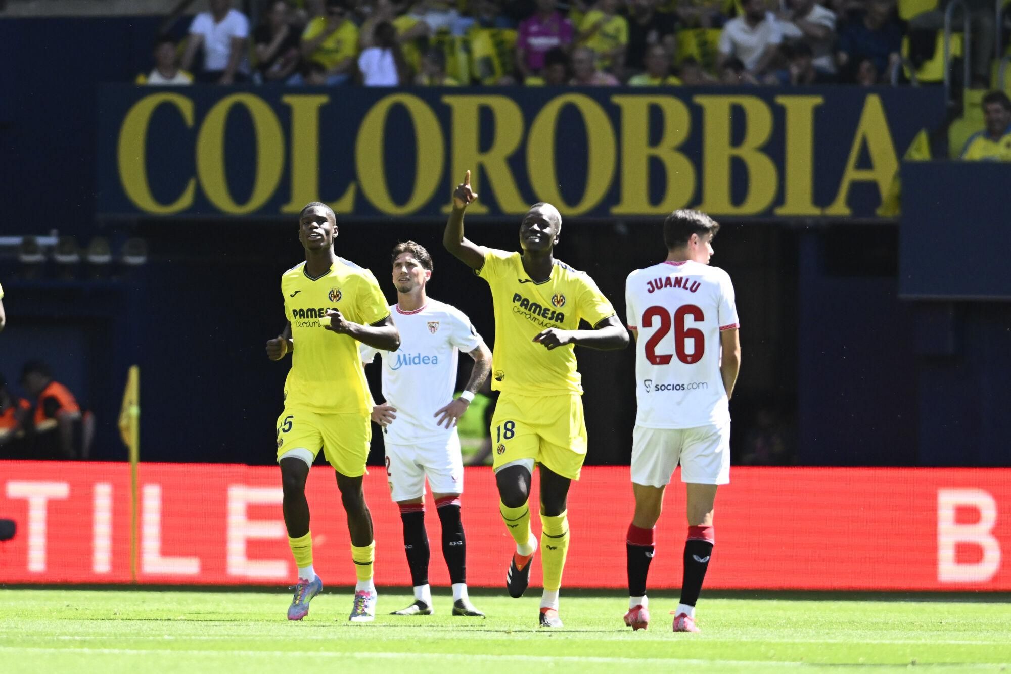 Pape Gueye celebra tras anotar el segundo gol del Villarreal durante el partido de la jornada 38 de LaLiga EA Sports entre Villarreal y Sevilla en el Estadio de la Cerámica. Andreu Esteban