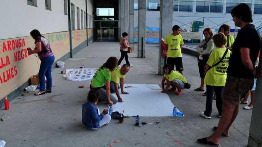 Las pancartas elaboradas durante las 24 horas de encierro en el pabellón del IES rodean el centro educativo. // Iñaki Abella