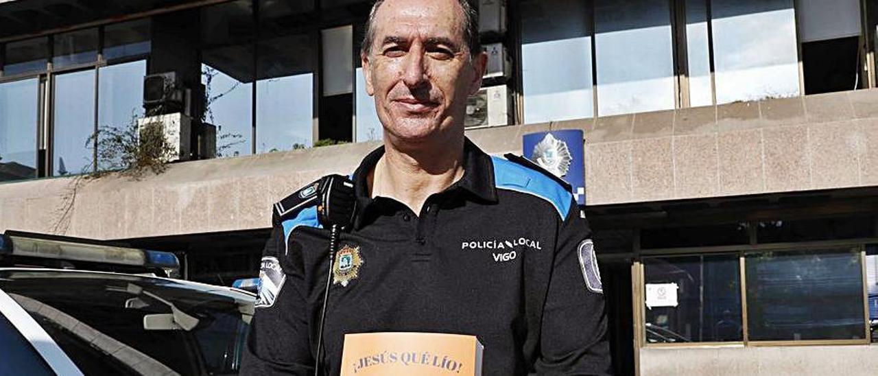 El policía local Julio Casal, con el libro que acaba de publicar.   | // P.H.