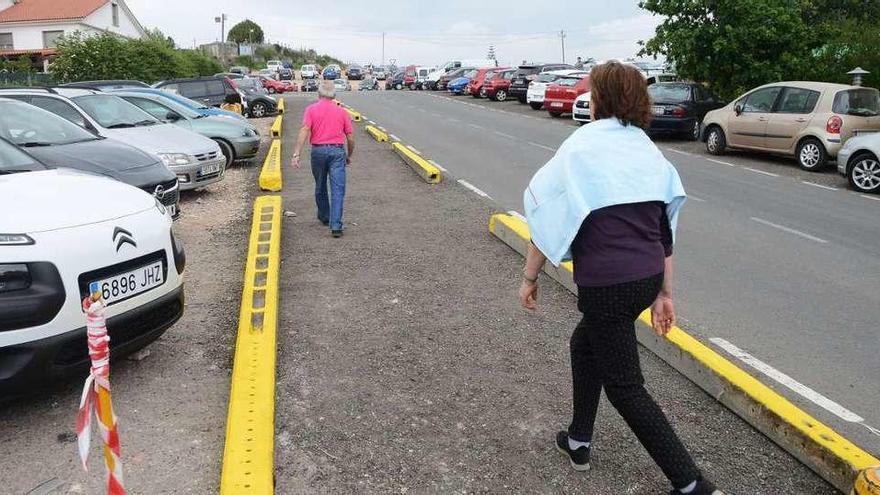 Los postes de la luz reutilizados en el aparcamiento de Altamira para delimitar la zona de peatones // G.N.