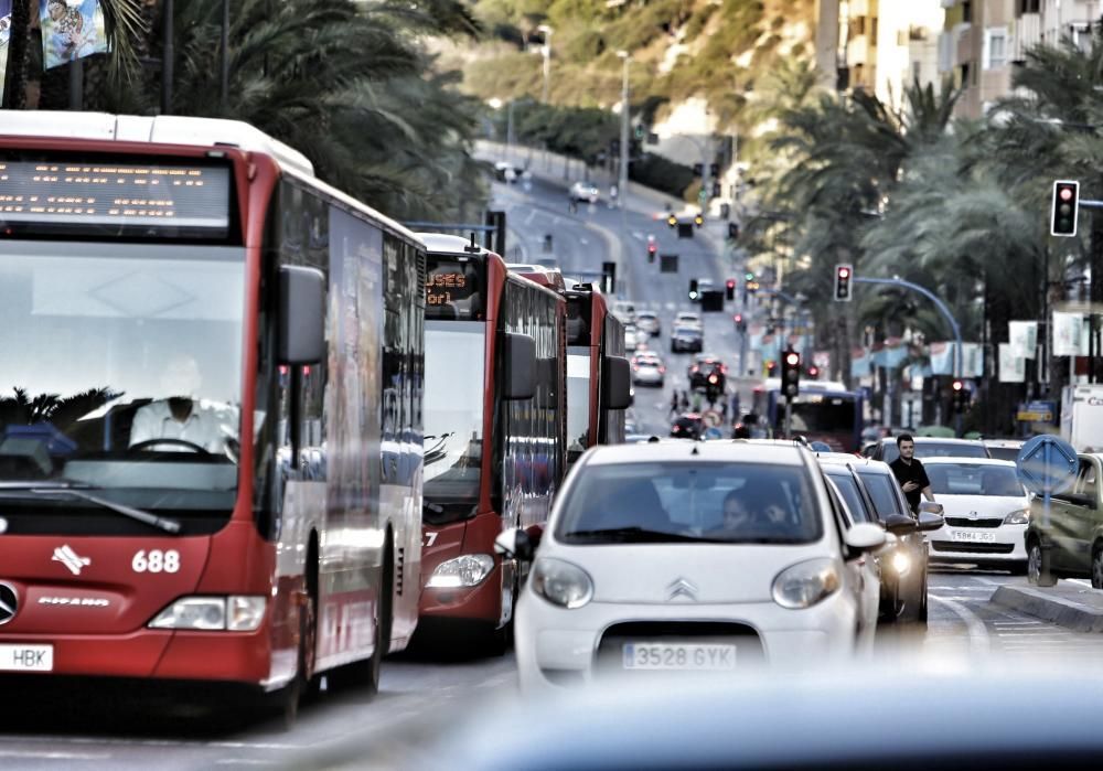 Los taxistas colapsan el centro de Alicante