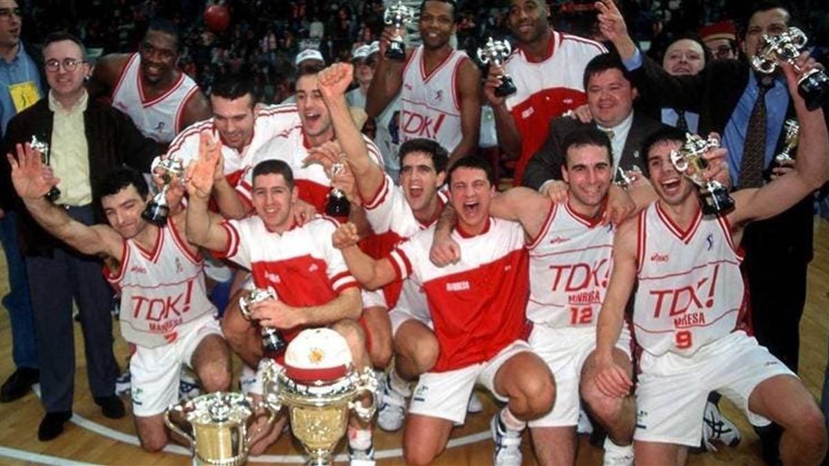 BALONCESTO EQUIPOS MANRESA 1995 1996 HISTORIA   COMPETICIONES COPA DEL REY CELEBRACION TRIUNFO FRENTE AL BARCA FOTO cedida