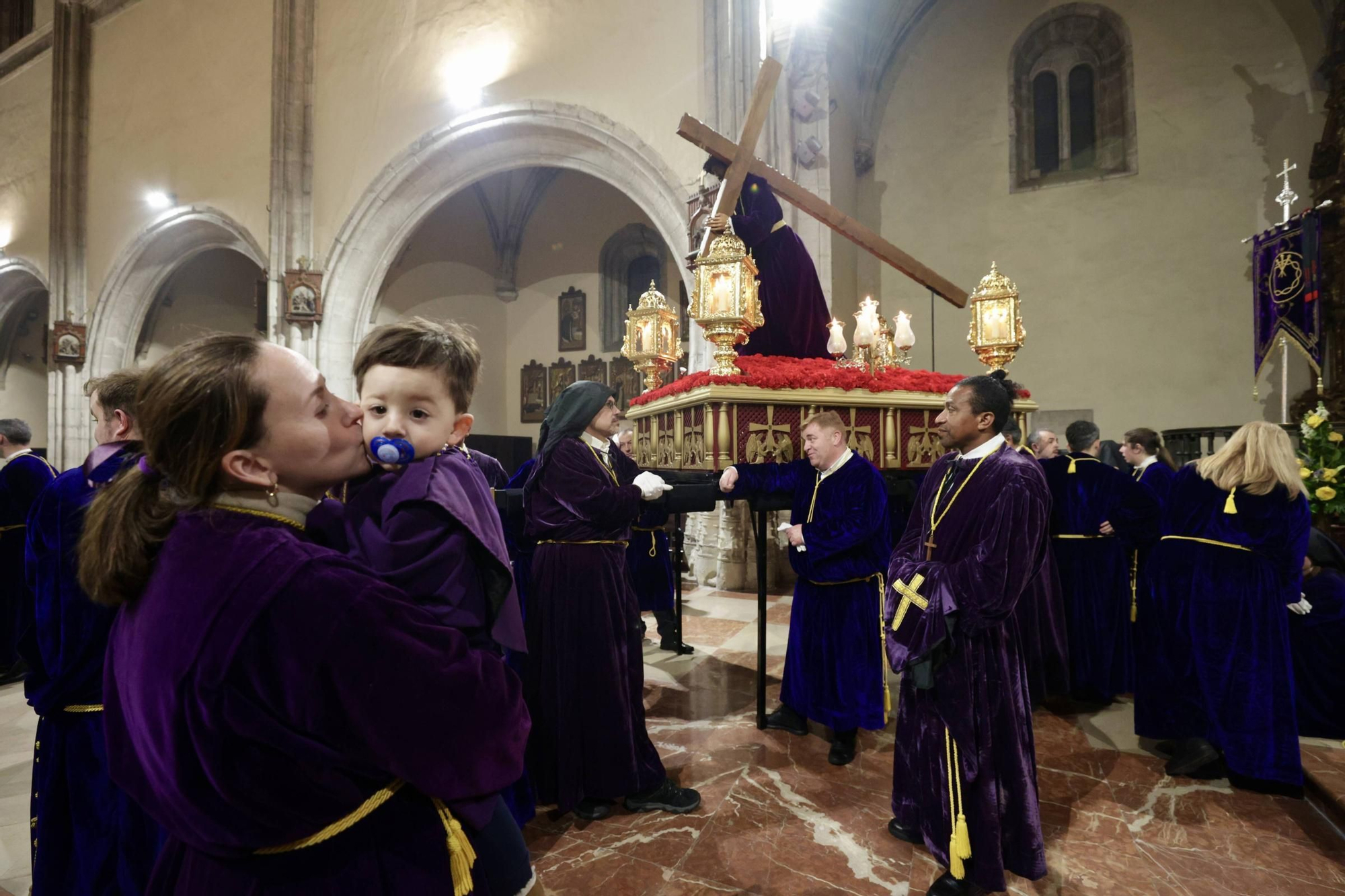 La lluvia chafa al Señor de Oviedo y obliga a suspender la procesión del Nazareno