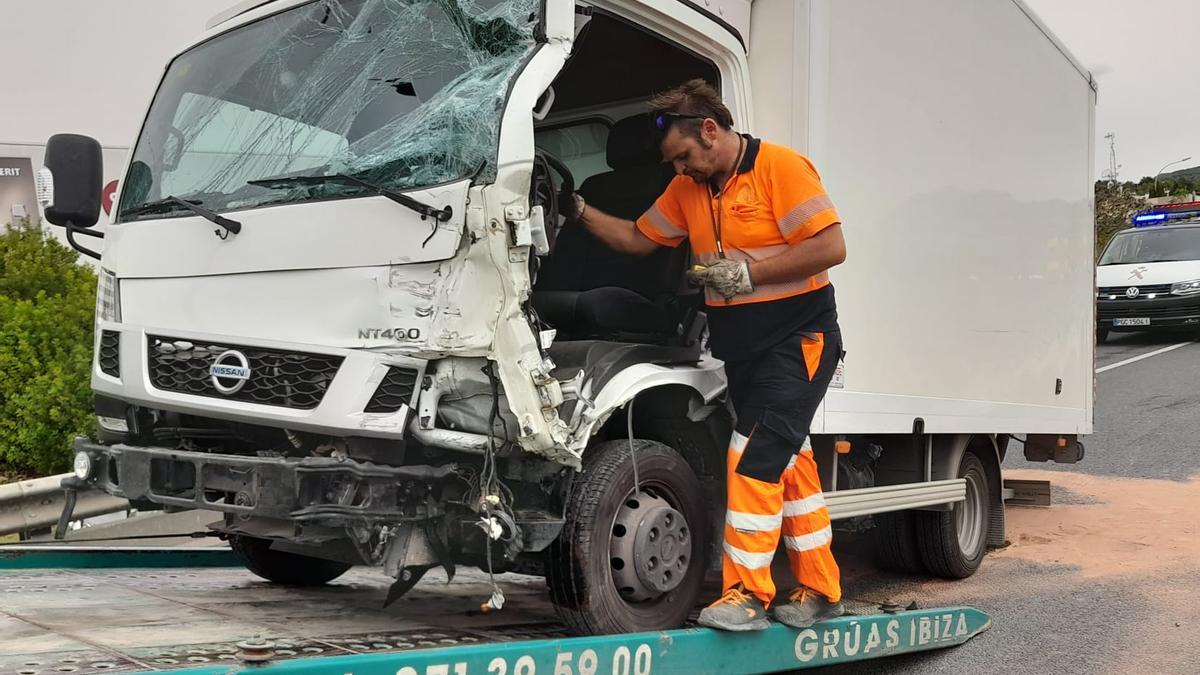 Accidente en cadena en Ibiza con un conductor atrapado en su coche