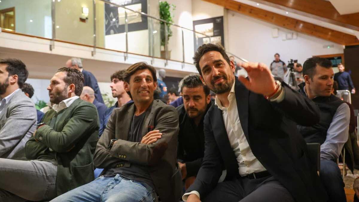 Vicente y Angulo durante el acto de presentación del Partido de Leyendas del Triplete del Valencia CF