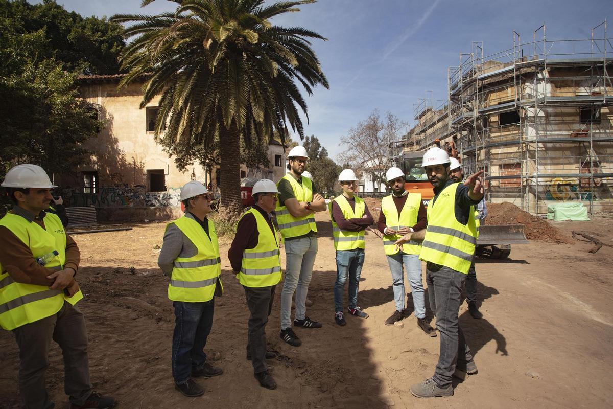 El alcalde y ediles del gobierno local, en una visita.