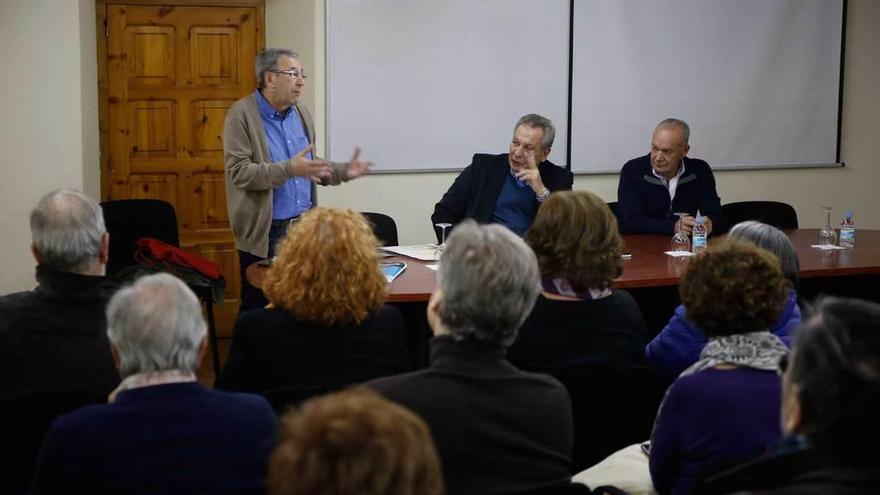 Xavier Vidal-Folch, en el centro de la mesa, junto a Francisco Villar y Aladino Fernández.