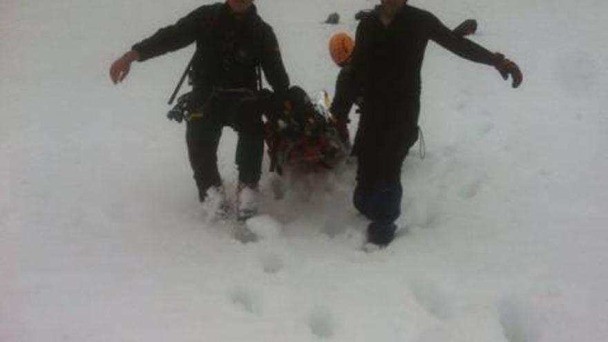 Un alpinista ilicitano fallece al despeñarse desde más de 100 metros en Sierra Nevada