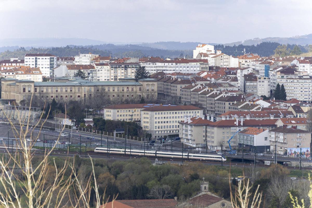 Un tren procedente de A Coruña hace su entrada en Santiago