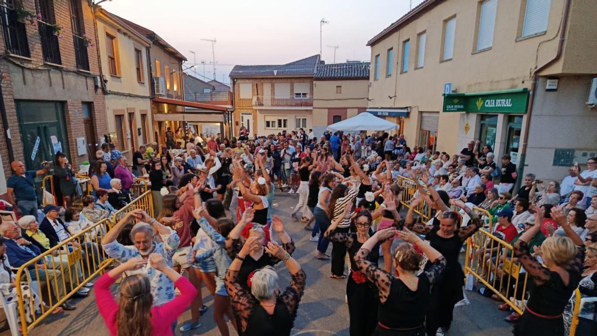 El grupo de sevillanas de Fuentes de Ropel durante el festival.