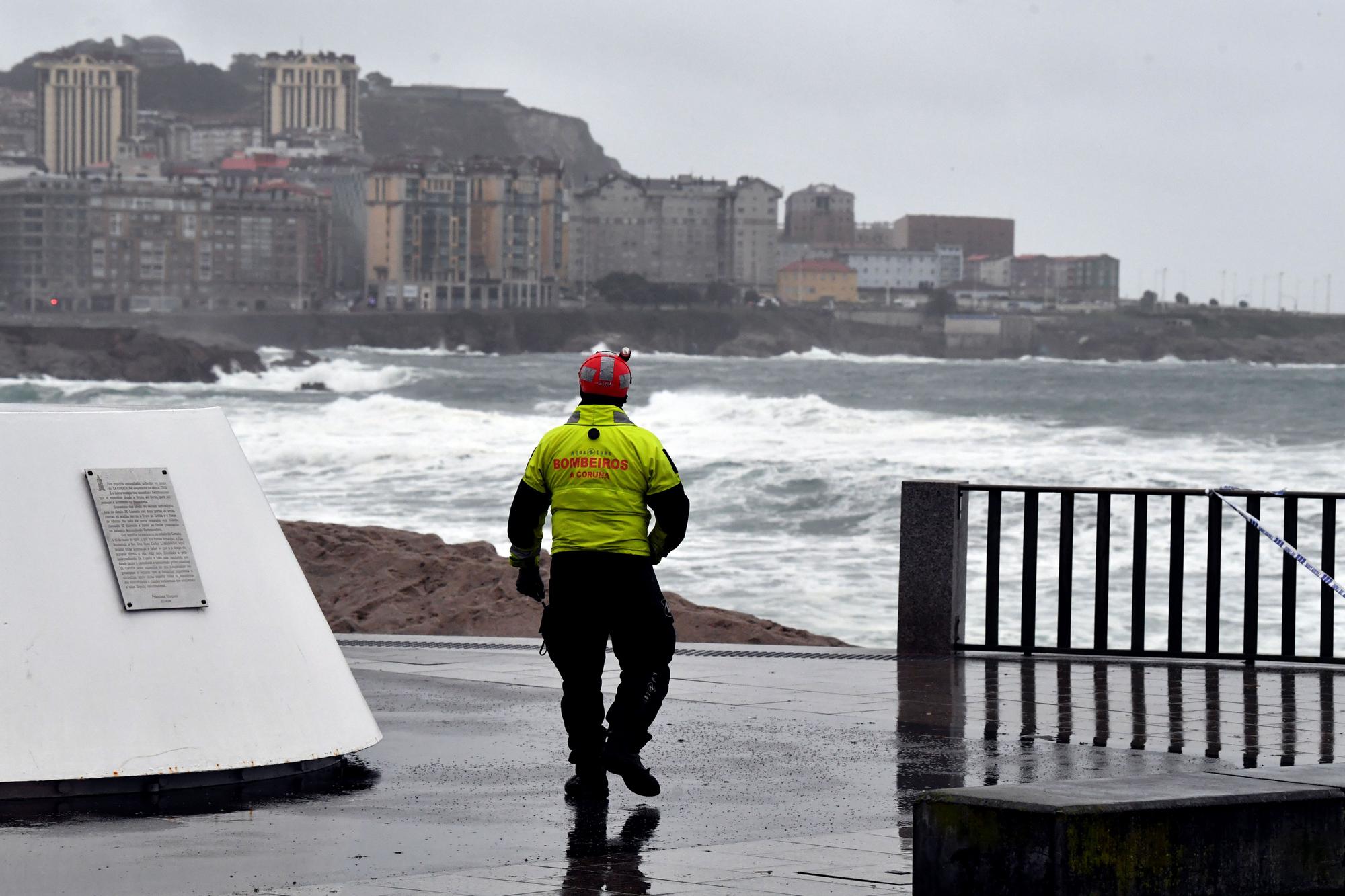 A Coruña se prepara para la alerta roja por olas de más de 8 metros