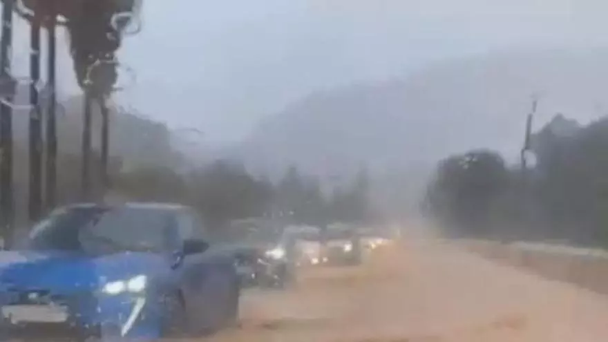 Las fuertes lluvias provocan inundaciones en la carretera de Sóller a su paso por Bunyola