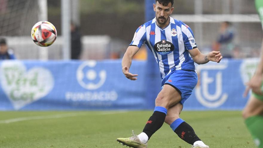 El central francés del Deportivo, Pablo Martínez, realiza un golpeo de balón con su pierna izquierda en el partido ante el Cornellà |  // LOF
