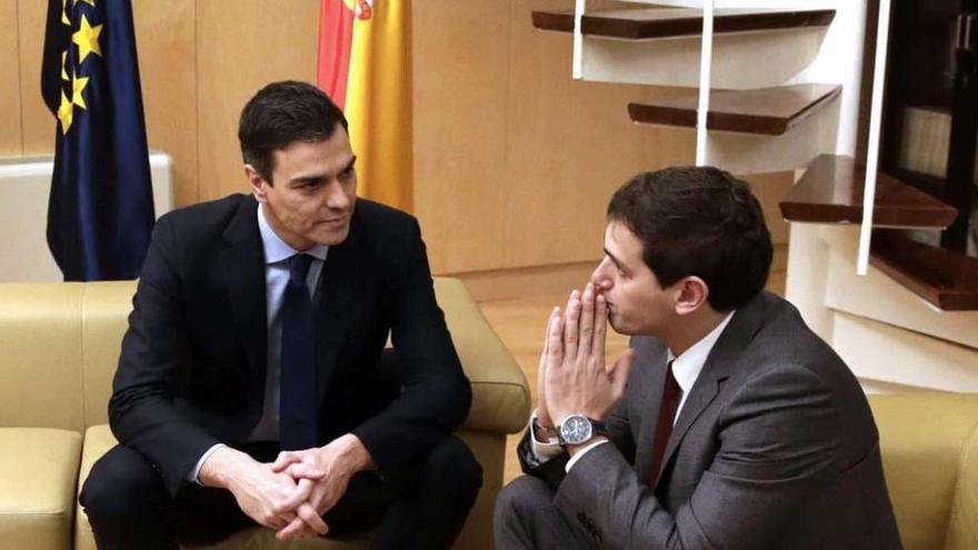 Pedro Sánchez y Albert Rivera, ayer, en el comienzo de su entrevista. // Efe