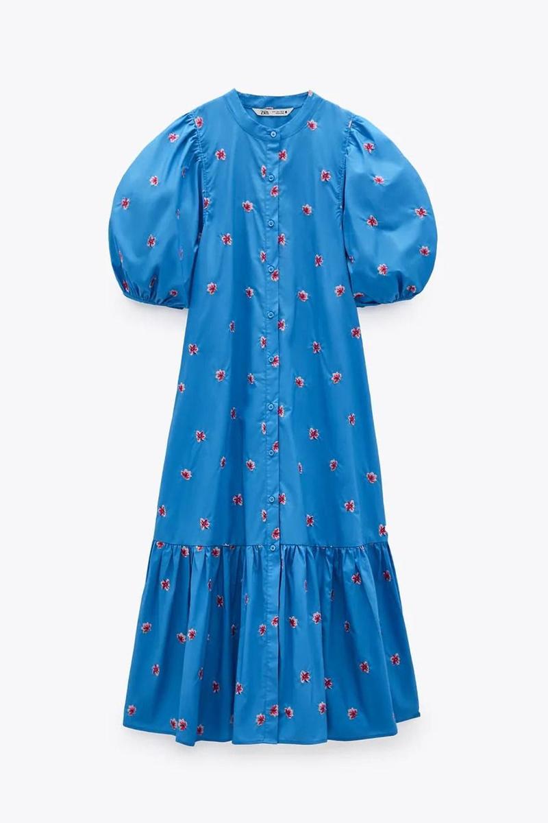 Vestido azul con flores bordadas de Zara