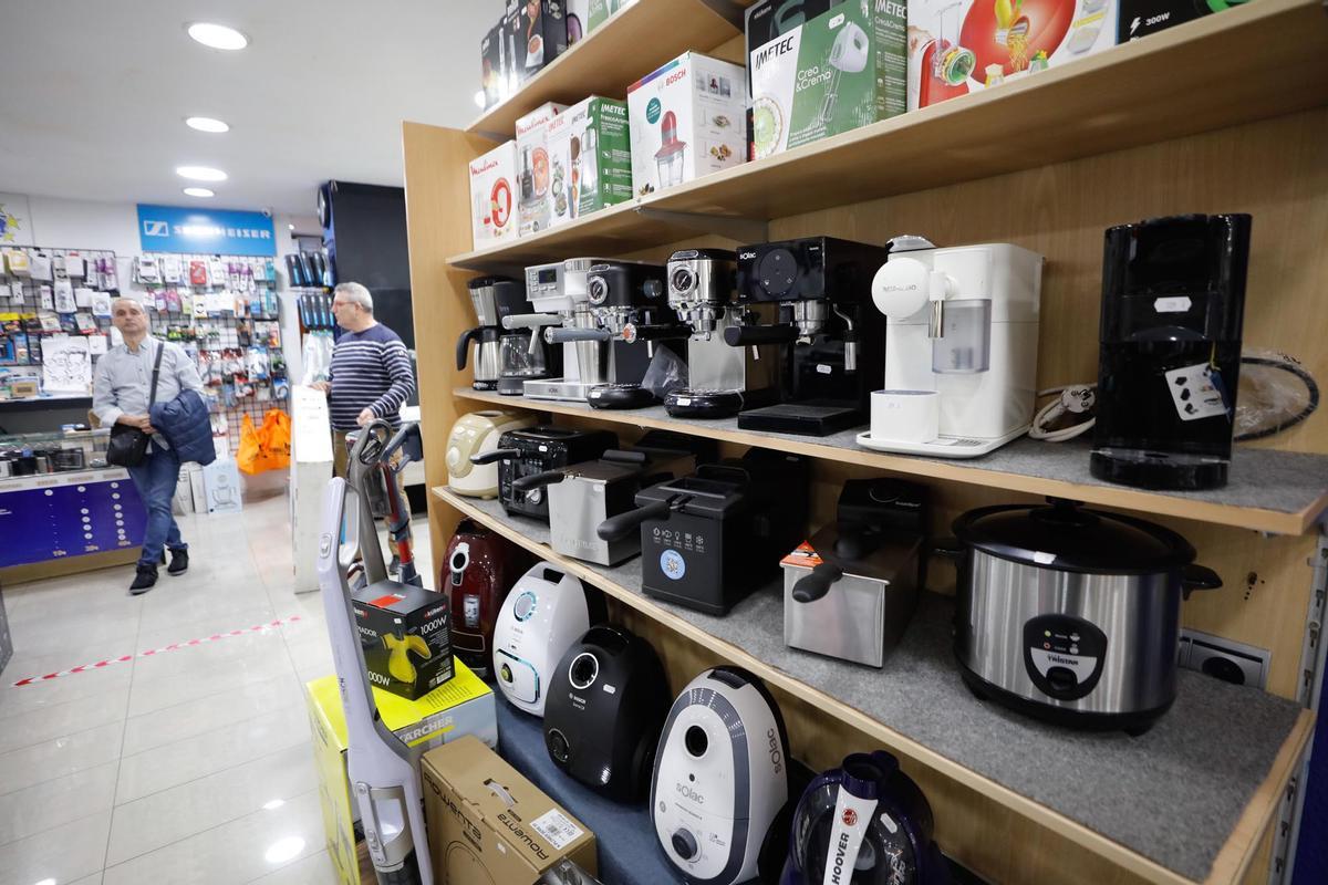 Galería de imágenes de los comercios de cara al Black Friday en Ibiza