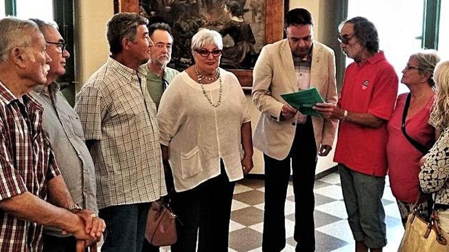 Membres de la plataforma de defensa de la gent gran amb l&#039;alcalde Valentí Junyent, ahir