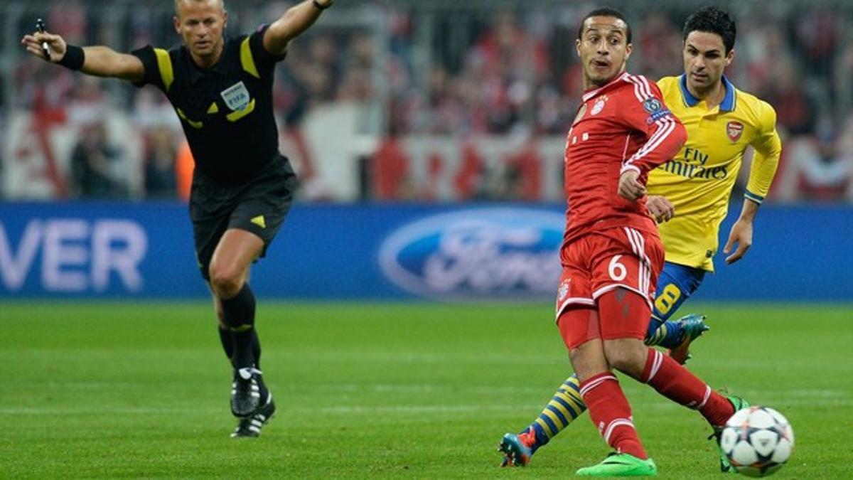 Thiago da un pase durante un partido de la Champions