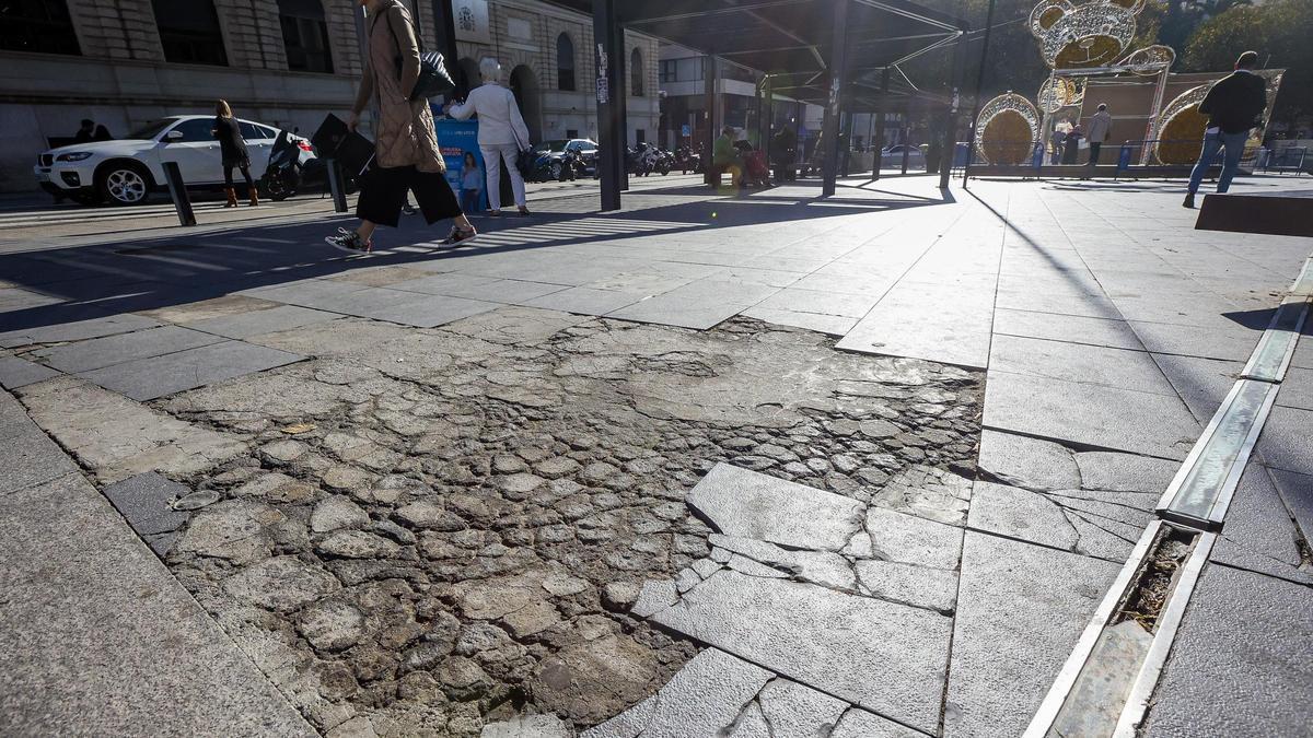 Multitud de losetas de la plaza están pendientes de reparar o sustituir.