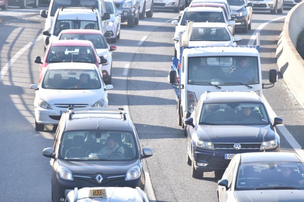 La colisión de tres camiones y dos coches colapsa la Vía de Cintura