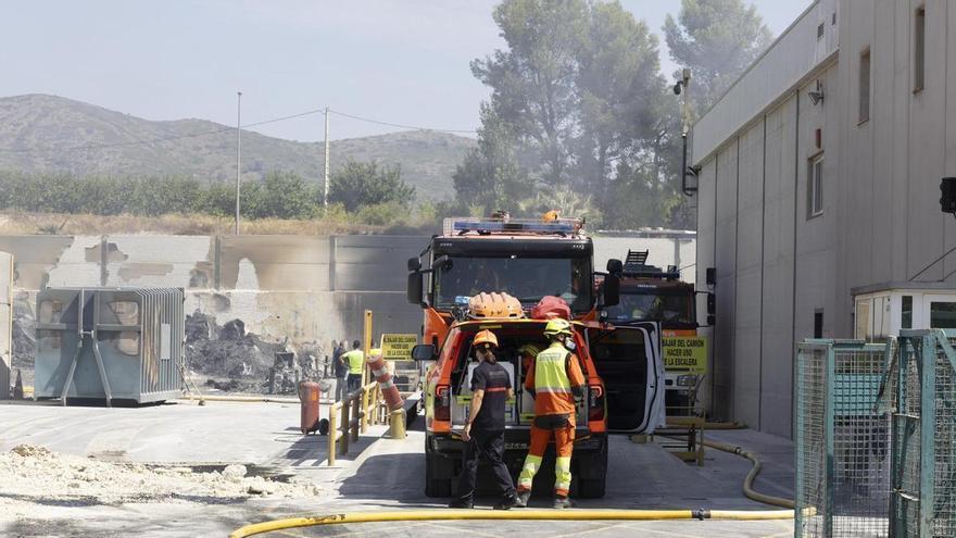 Así ha quedado la planta de reciclaje calcinada en Aielo de Malferit