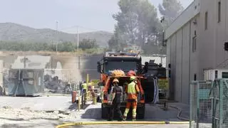 El incendio en una planta de biogás en Llutxent se extiende a suelo forestal y moviliza siete medios aéreos