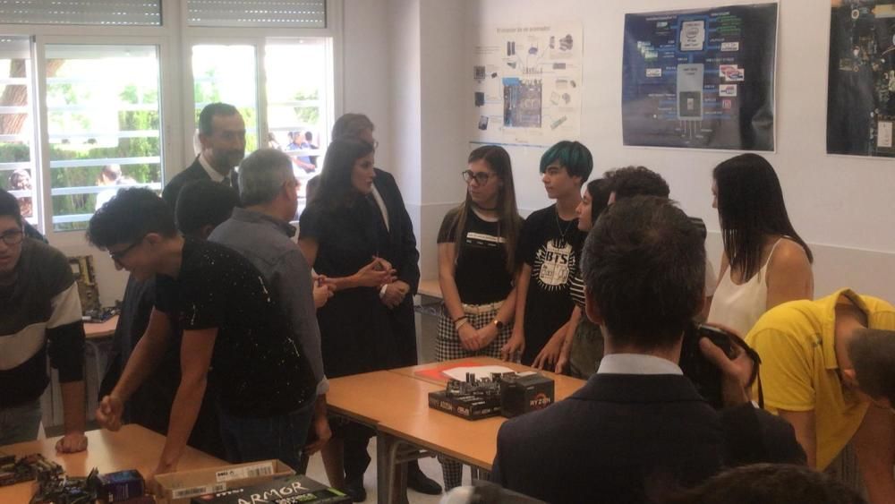 La reina charla con los alumnos en un aula