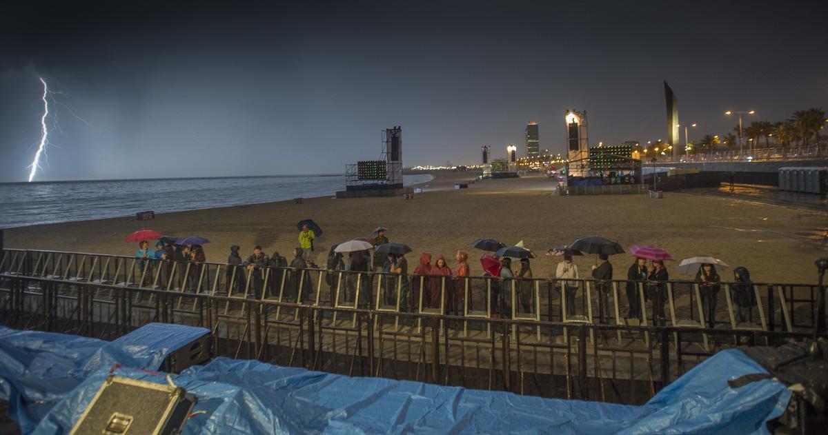 Suspendido el concierto en la playa del Bogatell por la tormenta que ha caido.