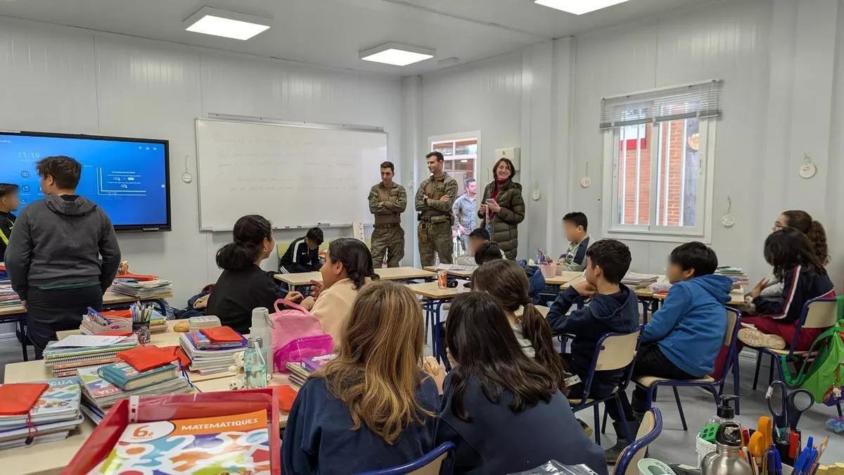 Militares en una de las aulas prefabricadas en Alfafar, estrenadas por el alumnado de quinto de Primaria del Ceip Orba