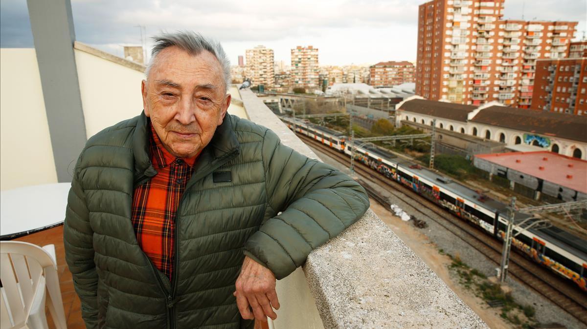 Marc Teixidó, jubilado de 83 años y enamorado de las vistas desde su casa y de las vías.