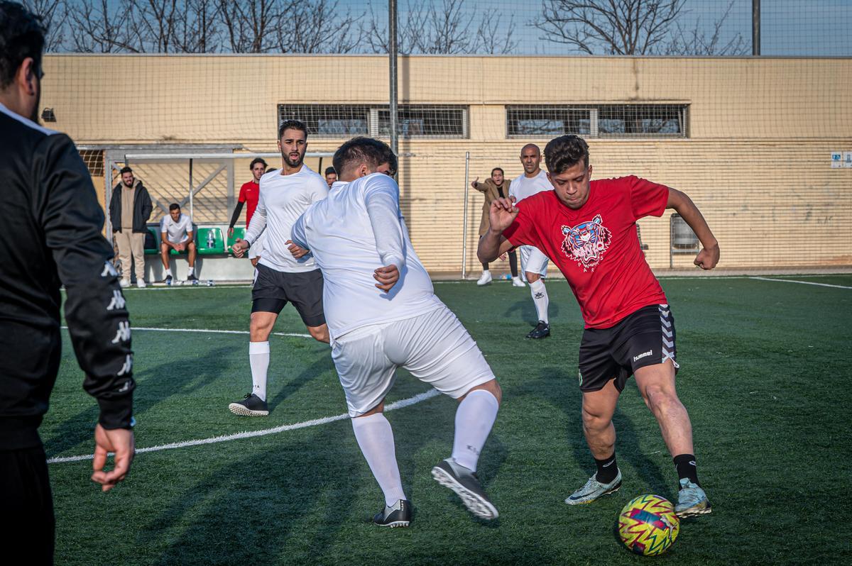 La Kings League gitana hechiza a los barrios de Barcelona