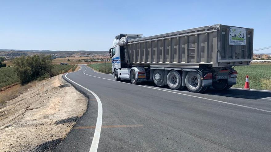 Acaba el asfaltado del acceso al polígono de San Pancracio en Puente Genil