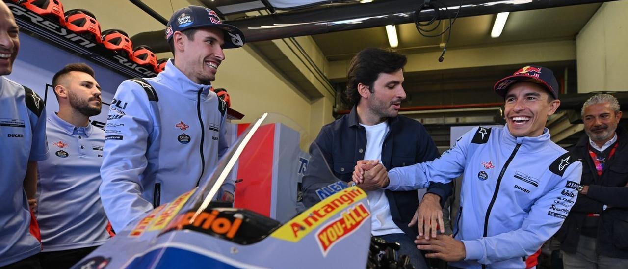 Marc Márquez bromea con Carlos Sainz Jr., hoy, en Jerez, ante la presencia de su hermano Alex.