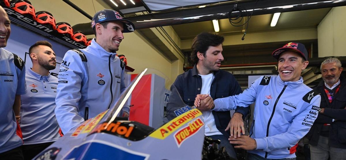 Marc Márquez bromea con Carlos Sainz Jr., hoy, en Jerez, ante la presencia de su hermano Alex.