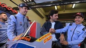 Marc Márquez bromea con Carlos Sainz Jr., hoy, en Jerez, ante la presencia de su hermano Alex.