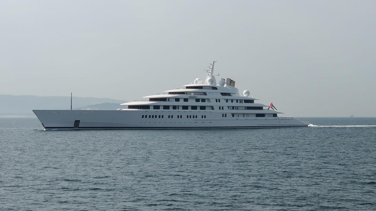 El "Azzam" entrando en la ría de Vigo