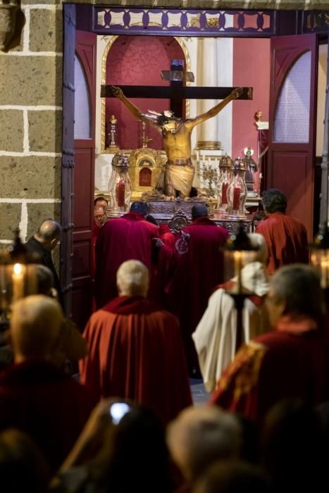 19.04.19. Las Palmas de Gran Canaria. SEMANA SANTA. Viacrucis del Silencio, Cristo del Buen Fin a su salida de la Iglesia del Espíritu Santo, Vegueta.  Foto Quique Curbelo  | 19/04/2019 | Fotógrafo: Quique Curbelo