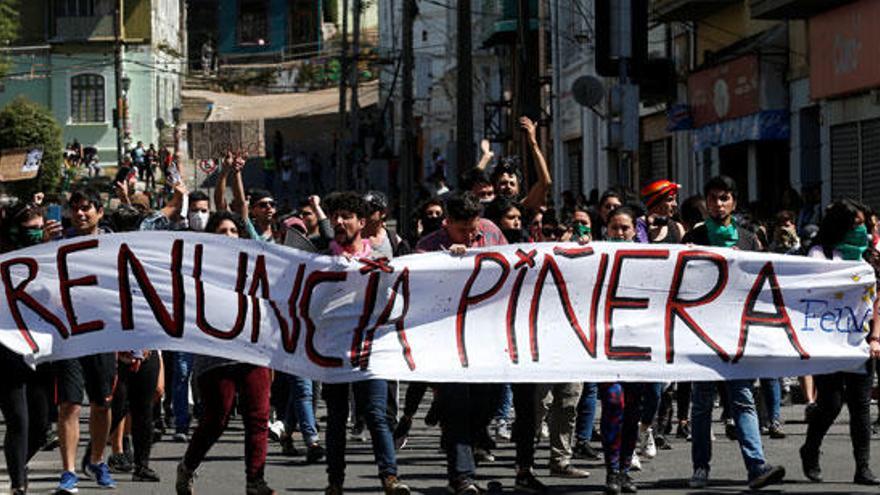 Gran parte de los manifestantes ha pedido la salida de Piñera.