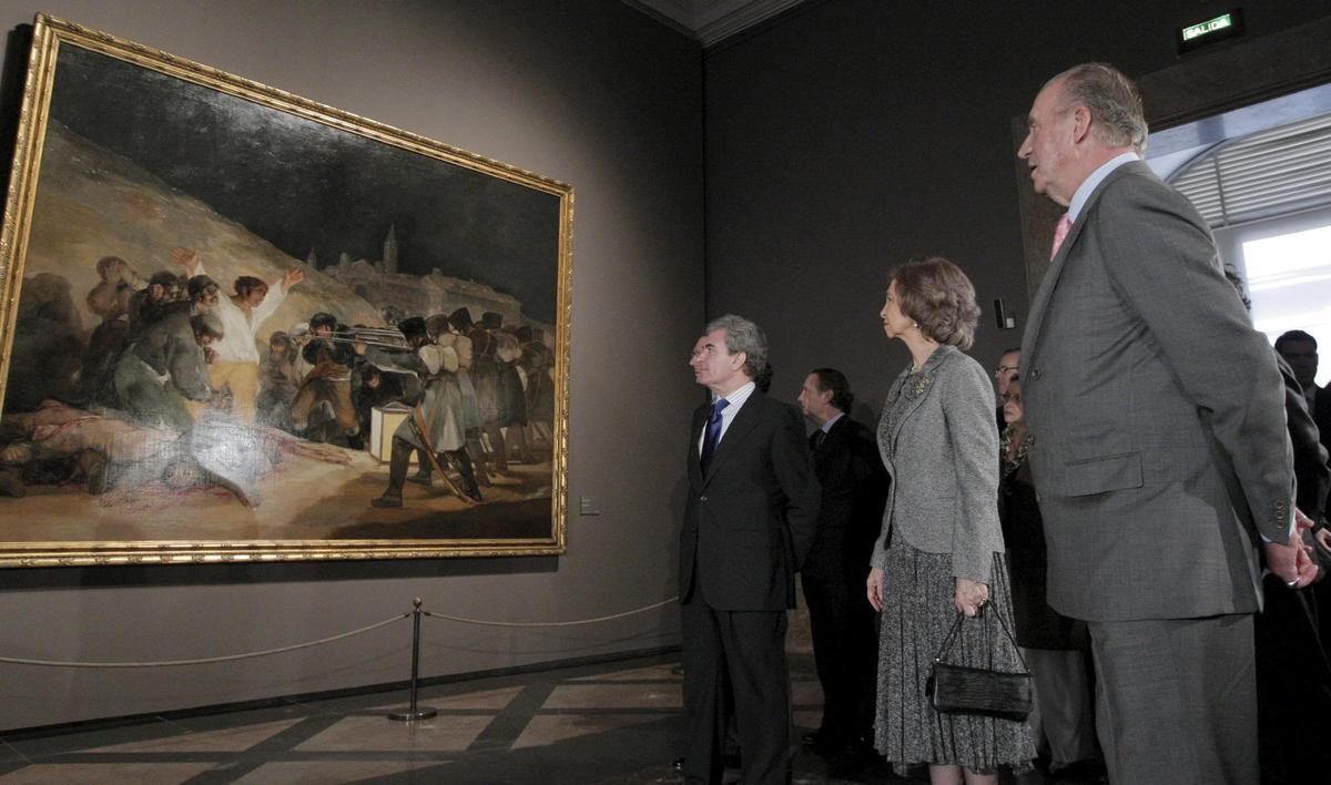 Los reyes eméritos y el entonces el ministro de Cultura, César Antonio Molina, contemplan 'El 3 de mayo en Madrid' tras su restauración, en una imagen de 2008.
