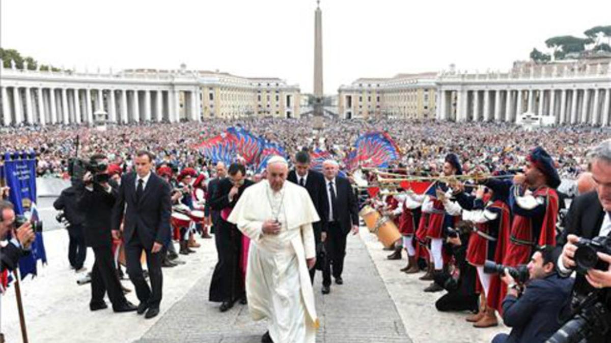 El papa Francisco a su llegada a la Plaza de San Pedro del Vaticano para presidir la audiencia general semanal.