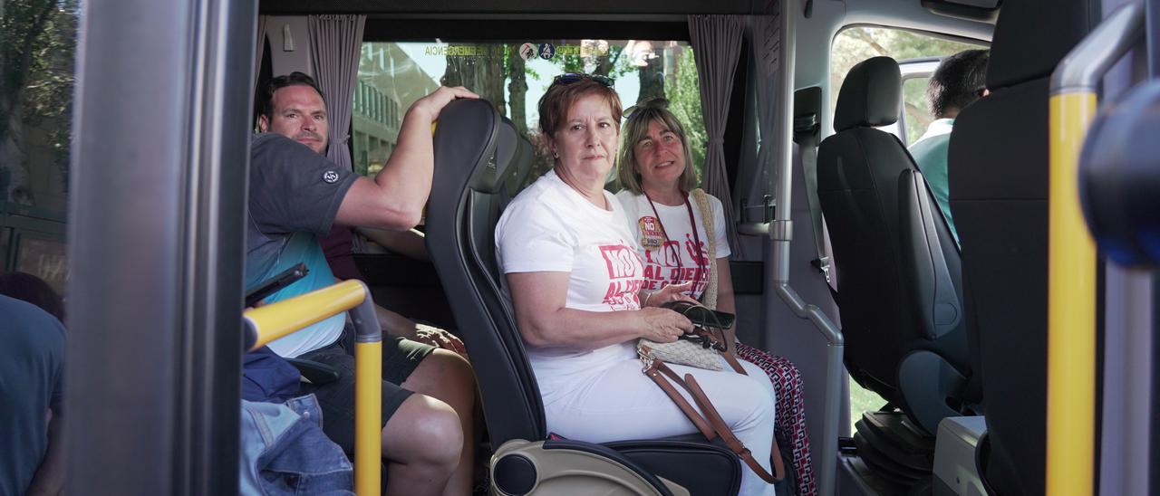 Miembros del comité de empresa de Siro en el microbús en el que fueron a Madrid.