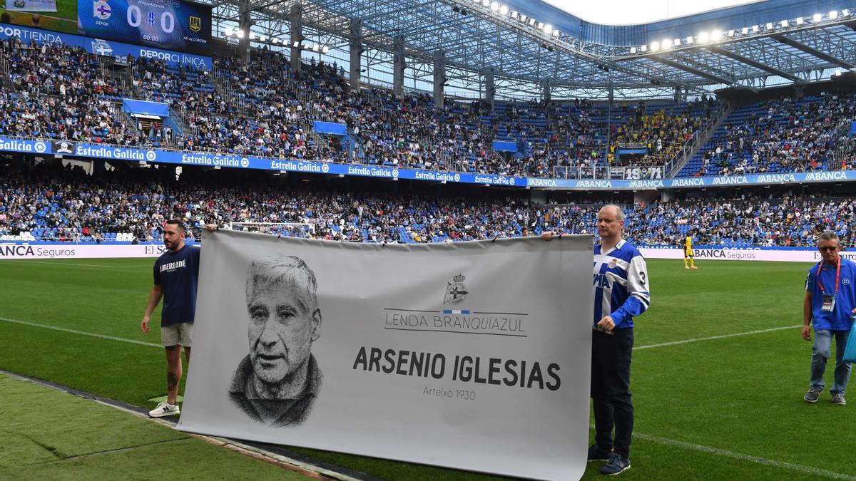 Homenaje a Arsenio Iglesias en Riazor antes del Deportivo-Alcorcón