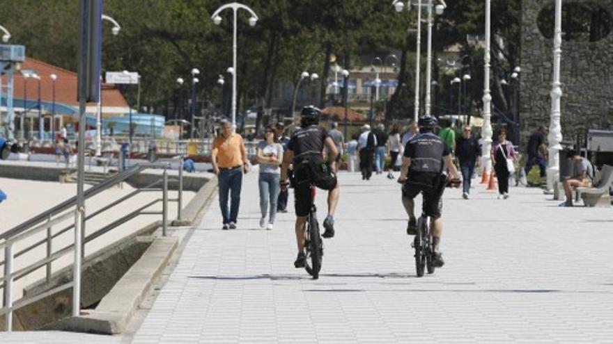 Foto de archivo de agentes de la Policía Local patrullando por Samil