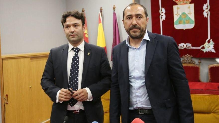 El alcalde de Tordesillas, José Antonio González, izquierda, en la rueda de prensa sobre el Toro de la Vega.