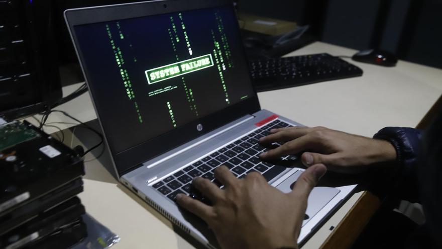 Aragón se defiende como el avestruz de la amenaza ‘hacker’