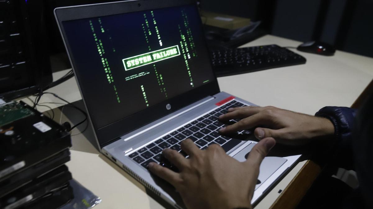 Recreación de un 'hacker' introduciéndose en un ordenador ajeno.