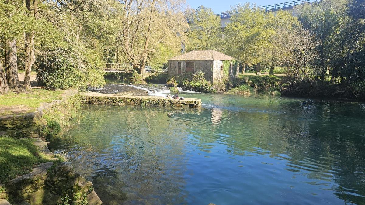 Vista del Muíño das Aceñas en el inicio de la primavera.